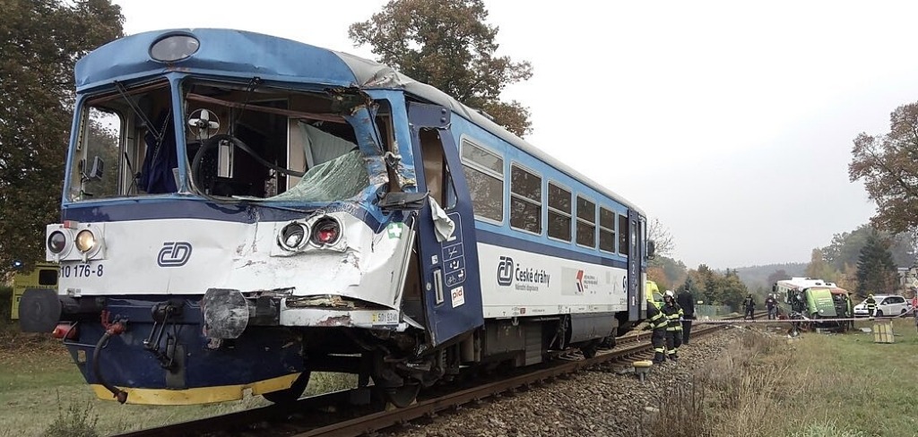 The Real Electric Bus Crash Test – the Bus Hit by a Train