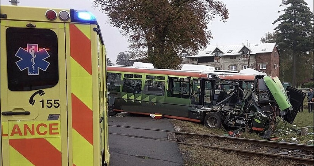 The Real Electric Bus Crash Test – the Bus Hit by a Train